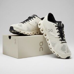 On Cloud Men Size 9.5 Running Shoes White Black Laces Activewear Footwear Sporty